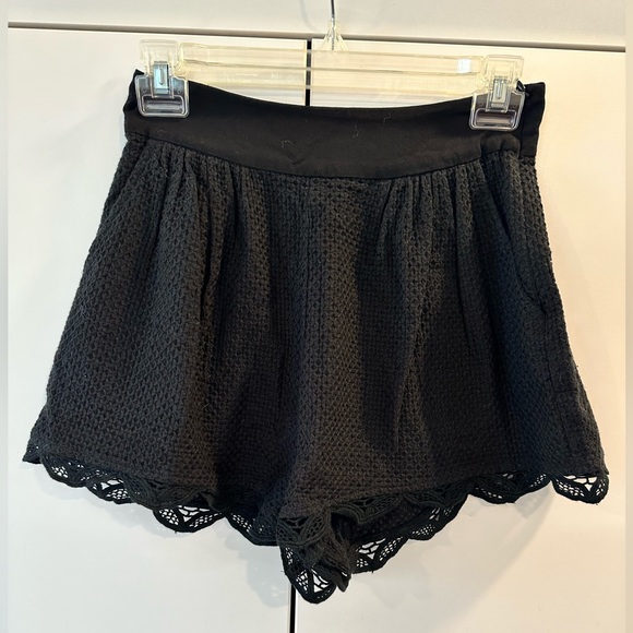 Amazing detail - high waist black shorts with scalloped edge - Picture 5 of 10